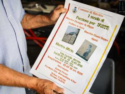Quattro anni fa il suo paese gli ha poi reso omaggio con un�esposizione all�interno del Castello. De Filippis ci fa vedere la locandina dell�evento...